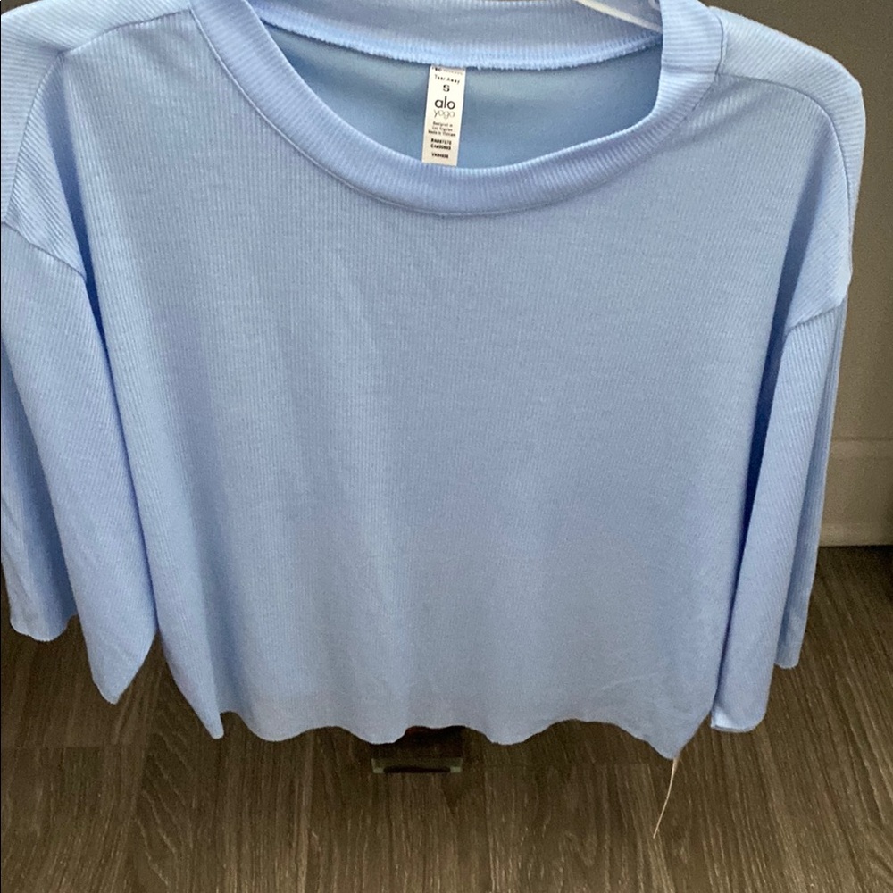 ALO Yoga Women's Sky Blue Long Sleeve Tee